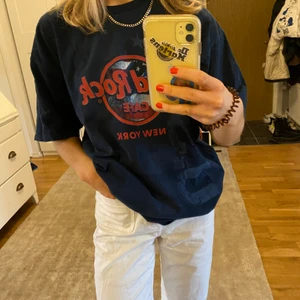 Vintage t-shirt - Säljer min superfina vintage t-shirt då den tyvärr inte kommer till användning. Storlek L men passar även mindre storlekar för en oversized fit😍 Går att vika in, men så bild två för fulla längden🥰