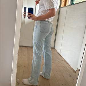 Så snygga levis jeans som jag köpt på asos marketplace ❤️‍🔥 Jag är 170cm o brukar ha 36-38 i jeans som referens ❣️🌟 Hör av er vid frågor / intresse! Vid stort intresse startar jag budgivning