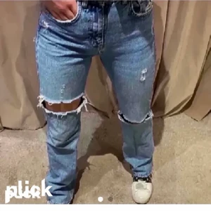 Pull and bear jeans - (Lånad första bild) Säljer dessa populära jeans från pull and bear!! Slutsålda sen länge