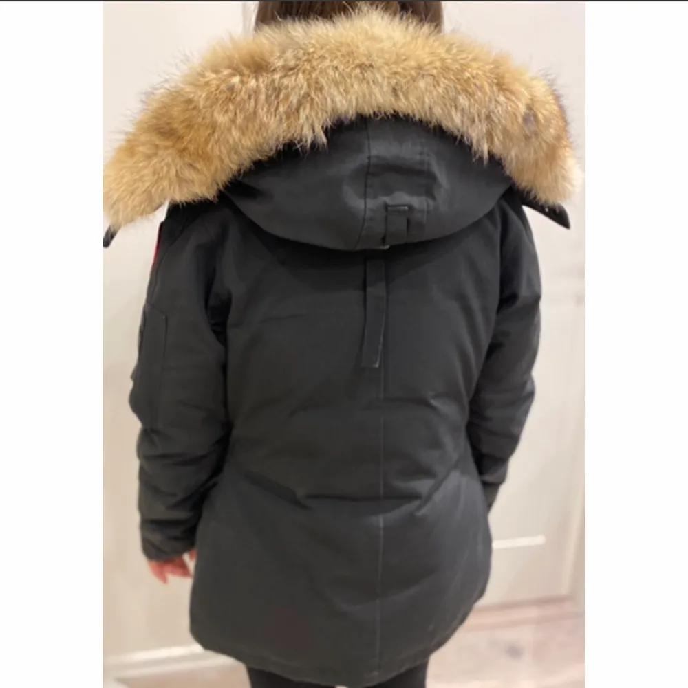 Svart vinterjacka, Canada Goose montebello parka damjacka, storlek xs.  Använd några få gånger under en vinter. Säljer på grund av att den är för liten för mig.  Ordinarie pris: 9 590kr.. Jackor.