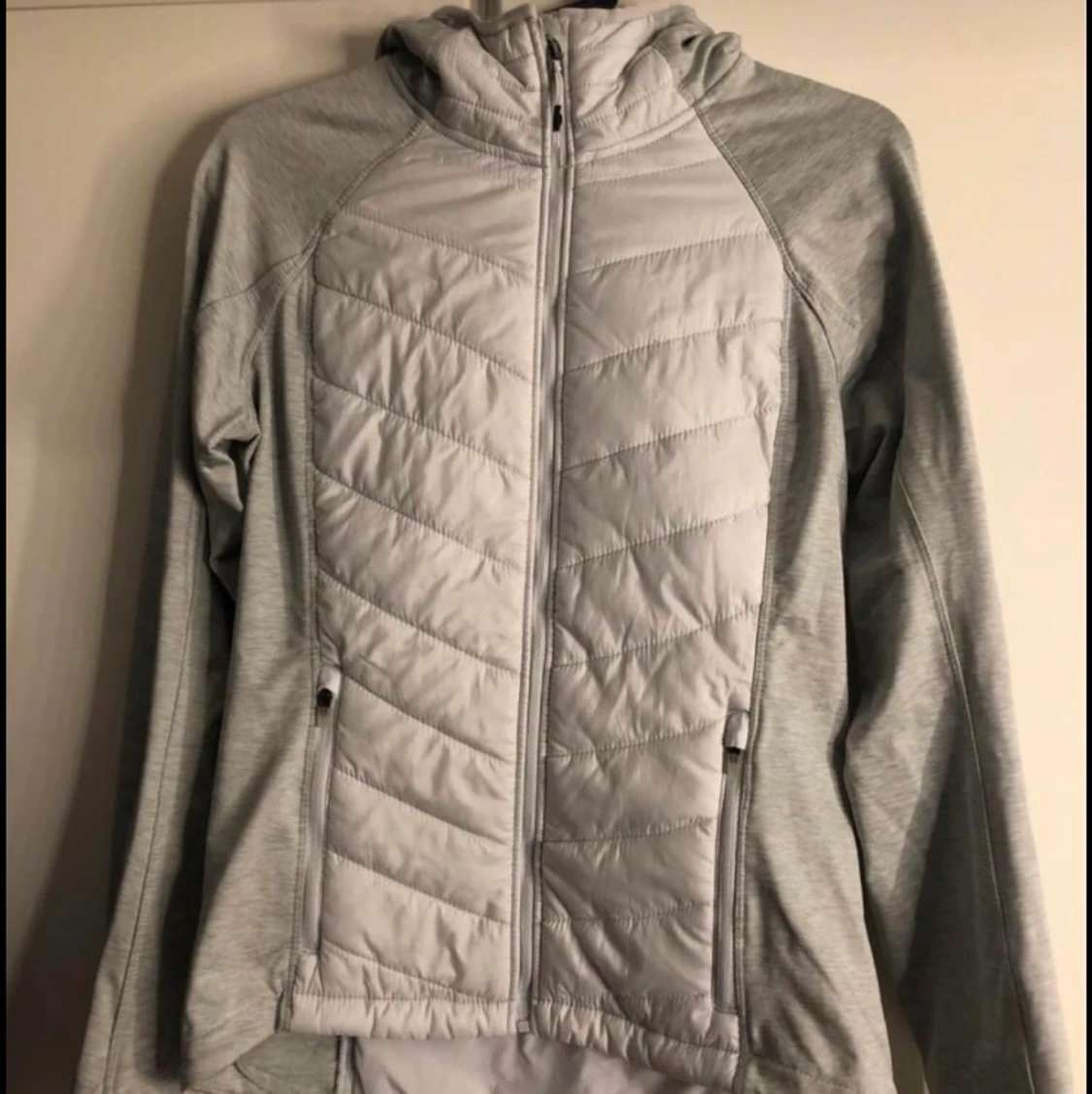 Vit & grå outdoorjacka 