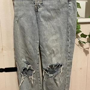 Blåa jeans H&M - Säljer mina skit snygga blåa jeans från H&M för att dem inte används längre. Hålen har gått upp lite men annars är dem som nya. Köptes för 300kr så säljer för 50kr+ frakt 💓Jag är 152 m lång och dem slutar där skorna börjar på mig ! St 36 