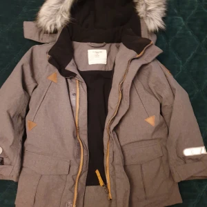 polarn o pyret vinterjacka, st.110 (4-5y - Vinterjacka till barn, storlek 110 (4-5 år), grå färg