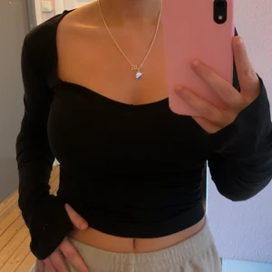 A - DSGN soft top  - Tar emot att sälja denna tröja från a-dsgn :( använd 1 gång och behöver alltså ett hem där den används mer! Tröjan är slutsåld överallt och köptes för 499kr, passar S-M! Börjar budgivning på 250. Köparen står för frakt :) 