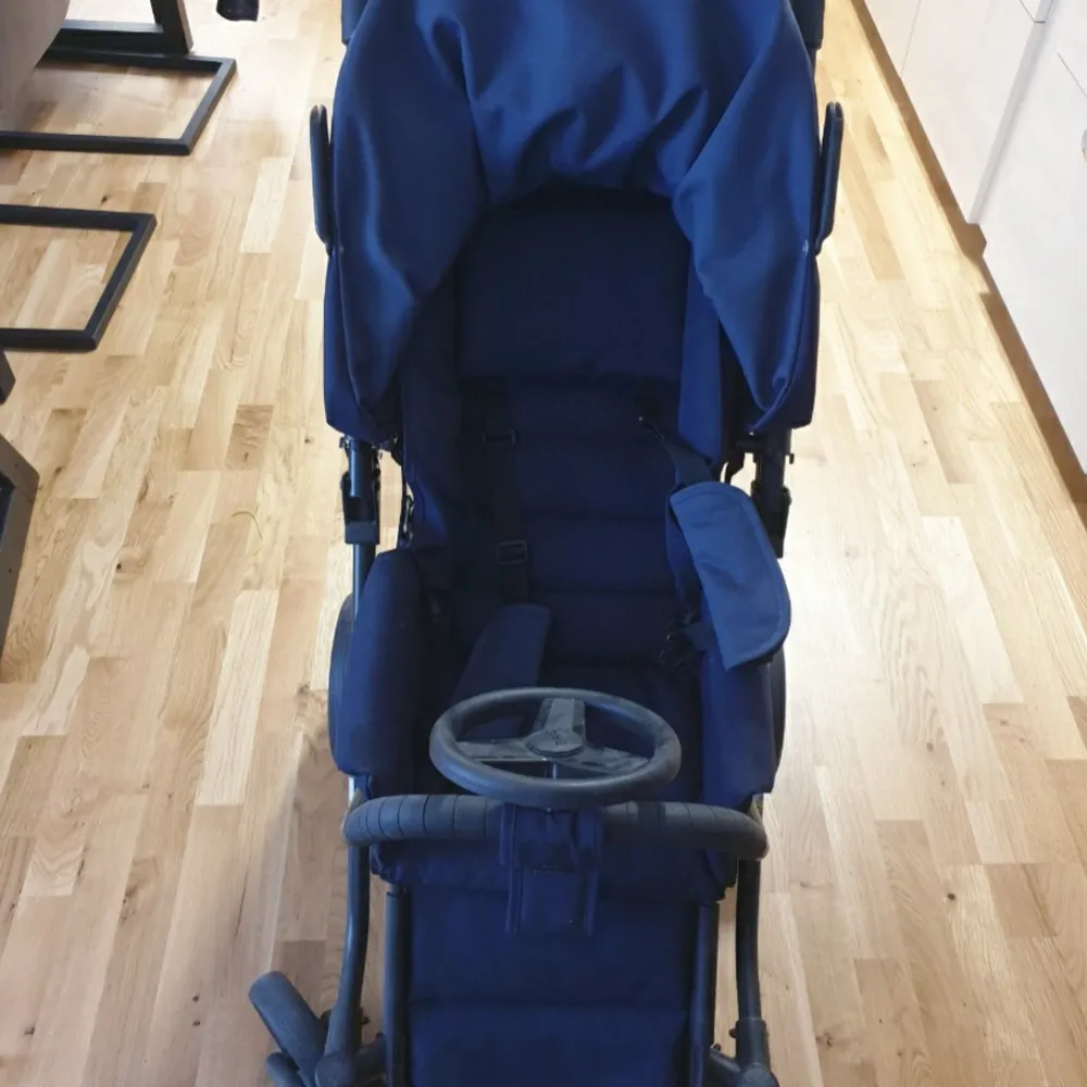 barnvagn brio spin med tillbehör regnskydd,  Förälderkonsollen har plats för 2 flaskor / muggar och ett fack i mitten.barnvagnsratt brio (Få ditt barn att leka i vagnen).. Övrigt.