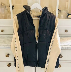 Hoodie och väst, strl S/M - Svart väst från Lindex strl 34 men är mer som S/M  En tunnare tröja med huva och dragkedja (står strl L men mindre, mer som S/M Passar bra ihop