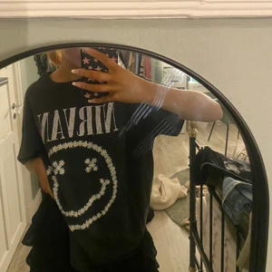 Nirvana t-shirt köpt på Zalando. - Helt oanvänd snygg nirvana t-shirt storlek S, köpt på Zalando. 