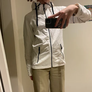 Zip-up hoodie, Strl M/38 - Super snygg zip-up hoodie från D.A.D Sportswear. Luvan har en dragkedja runt sig som gör att man kan ta av luvan. Säljer denna för att den aldrig kommer till användning. Använt ett fåtal gånger. Köparen står för frakten som kostar 66kr och 45 för upphämtning. Pris kan diskuteras
