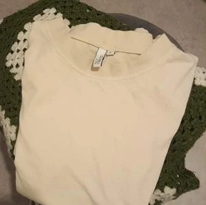 Nly trend - Helt oanvänd t-shirt från Nelly i lös passform. Köptes för 199