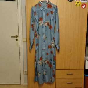 Gestuz skjortklänning  - En somrig klänning från getuz, tyvärr utan ett band runt om. Det är storlek 36 men lite oversized så passar även 38. Den har små axelvaddar och är gjord av polyester.