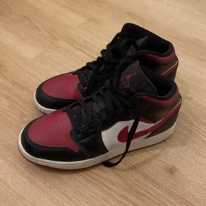 Jordan 1 - Röda jordan 1 mid, säljer pga används inte längre, bra skick😇 