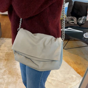 Väska från other stories - Säljer min fina väska från other stories i läderimitation, använd 2-3 gånger! Väldigt rymlig väska och passar till allt 🥰