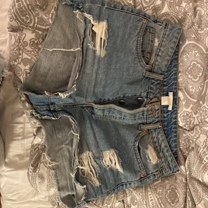 Jeansshorts  - Snygga jeansshorts som inte används, i nyskick. Storlek 38