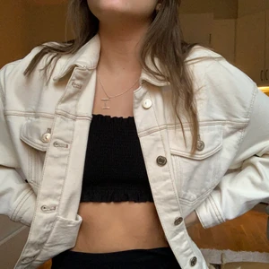 Jeansjacka Massimo Dutti - Benvit/beige jeansjacka från Massimo Dutti! Bra skick. Mycket fin till våren. Storlek medium men känns mer som en small. Lite oversized på mig. Jag är 160. Köparen står för frakt.