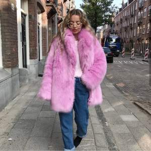 Säljer denna fina kappa i faux fur från H&M då den inte kommer till användning. Knappt använd och i väldigt fint skick!💖😊 Bara skriv vid frågor! Köparen står för frakten!