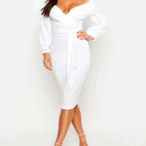 VIT KLÄNNING  - Aldrig använd då det inte var min storlek. Fint och bra material, köpte denna för 509 kr men säljer för 150 kr