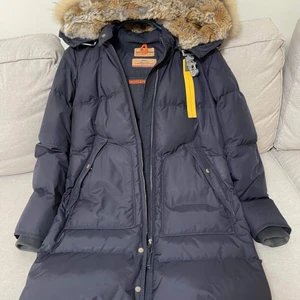 Parajumper jacka i strl M - Parajumper jacka i Strl M Använd i bra skick  Pris kan diskuteras vid snabb affär ☺️