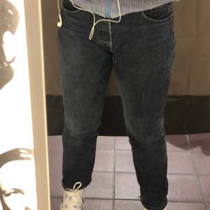 Levis gråa jeans. Dom är i fin skick, fråga om du vill ha fler bilder🥰