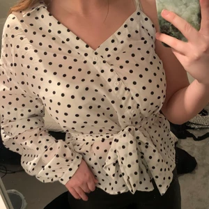 Prickig topp - Prickig topp från SHEIN ✨🖤 storlek L, 70kr + frakt