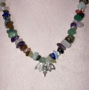 Chips halsband med äkta kristaller - Handgjorda halsband med mixade kristallchips (se andra anonser för vilka kristaller som ingår)! Halsbanden är ca 45cm långa med en förlängningskedja till knäppe. Går att få både med och utan berlock, kolla bild två för utbudet på berlocker💕 Utan berlock: 80kr. Med berlock 100kr. Alla beställningar över 100kr får en extra gratis produkt och eller kristall💕