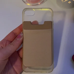 Mobilskal IPhone 5 - Detta är ett annat mobilskal till iPhone 5 som även har en liten ficka där bak som man TEX kan lägga sitt bankkort i! Bra skick, använd Max 2 gånger🥰
