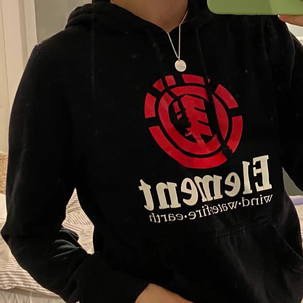 jättefin element hoodie med coolt tyck på framsidan. Sitter fint och är bekväm, använd men i bra skick!. Hoodies.