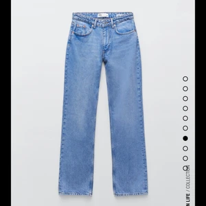 Populära zara jeans - Säljer de populärare slutsålda mid Rise jeansen i den mörkare färgen!! Skriv för intresse. Storlek 38 men passar 36, väldigt liten i storleken!