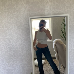 Lågmidjade jeans från lee - Snygga mörkblå lågmidjade jeans från lee, lite för små för mig men skulle passa perfekt till någon med storlek 34/36! Storlek W31 och L34. De är för långa för mig som är typ 162/163 cm, kanske inte syns på bilden men jag skulle trampa på dem om jag hade dem utan skor. Buda!