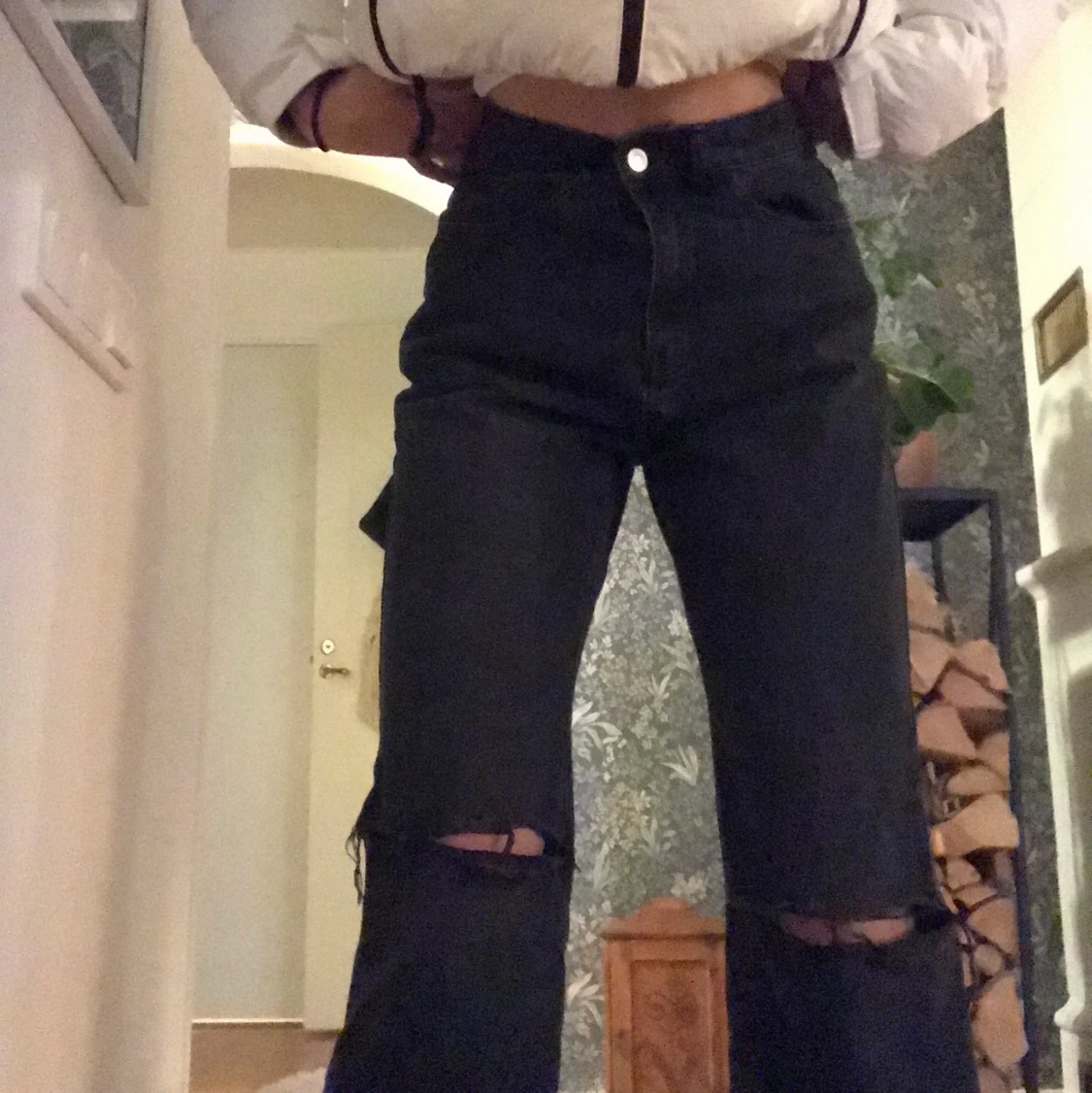 đ€Svarta jeans med hĂ„lđ€