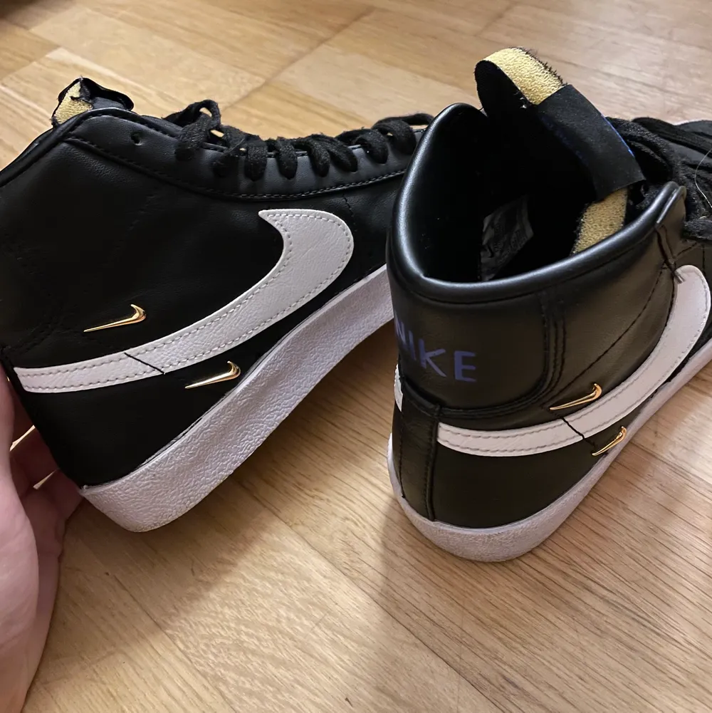 Intressekoll på mina Nike blazers som är sparsamt använda. Säljer dom för att dom är för små för mig! Storlek 37, men en liten 37:a. Inköpta i somras 🥰, kan skicka mer bilder privat😊. Skor.