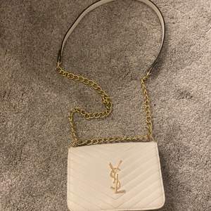 Ysl väska vit med guldiga detaljer. 450 kr, röd inuti ni får betala frakten själv