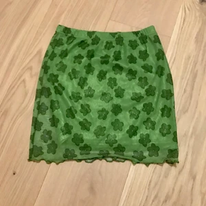 bloomig boho kjol i grönt - blommig boho kjol i grönt från shein, strl XS/34