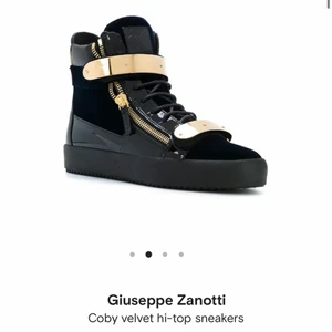 Giuseppe zanotti sneakers - Supercoola sneakers från guiseppe zanotti i marinblå sammet och svart skinn med gulddetaljer. Storlek 38, nypris 7800kr