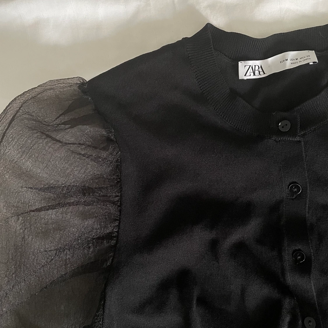 Långärmad festtopp med mesh ifrån Zara - 90