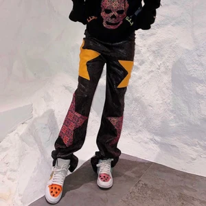 Byxor - Stört snygga och coola byxor från Ilbatting😍😍Använda 1 gång (mycket bra skick) och kommer tyvärr inte till användning längre. 💚Köpta för 1030kr💚