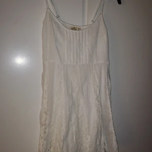 Hollister klänning  - En vit hollisterklänning med korsett detaljer bak och mönster. I fint skick. 