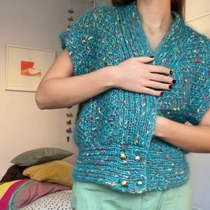 Hand stickad tröja  - Handstickade tröja köpt second hand. Bilden är inte riktigt repesentiva för färgerna, dem är lite starkare/ färggladare! Fyra knappar framtill, brukar använda en säkerhetsnål för att få en tydligare passform. Passar alla storlekar beroende på vilken passform man är ute efter.