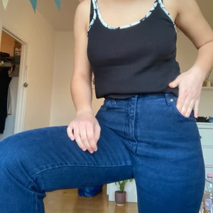 Mörkblå jeans från Moschino - Snygga raka jeans från Moschino!! Köpta secondhand för längesen, knappt använda sen dess! Passar en 27a ungefär och en som är ca 165cm lång. 