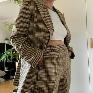 Kostymset  - Gul rutigt kostymset från Gina Tricot. Storlek 38 på båda. Använt en gång