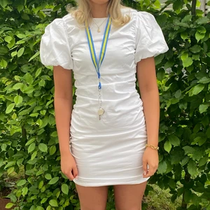 Studentklänning 🤍 - Säljer nu min fina studentklänning då den inte kommer till användning!! HELT SLUTSÅLD 🤍 endast använd under en dag så i fint skick!! storlek 36 och passar mig perfekt som är 170 cm 😙