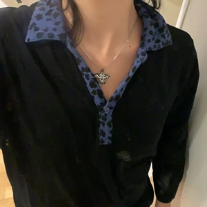 tröja med krage - fin tröja med blå krage å mönster, i fint skick, lappen säger Amalia, köpt från second hand🥰