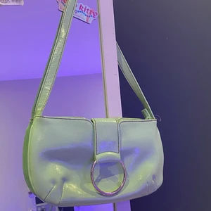 Sage green väska - Supersöt väska inköpt på en vintage-butik i linköping. Bra kvalitet och inga fläckar eller liknande. Skriv för fler bilder eller frågor<3