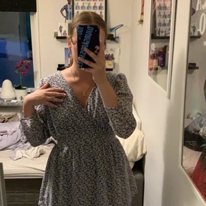 söt blomming klänning - Jättesöt klänning från okänt märke, köpte second hand för 100 kr. Sitter bra på mig som är storlek s/38 bara lite kort, jag är 159 cm lång :) köpare står för frakt men kan mötas upp!