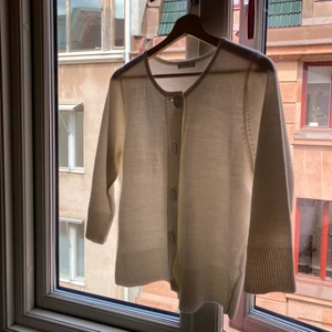 Söt vit kofta! - Den perfekta lilla sommarkoftan. Jättemjuk och passar till alla sommarens klädval. Köpt second hand i London men mycket sparsamt använd. 