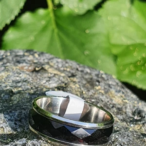 Stål ring med svart rand - Svart och silver ring av rostfritt stål, storlek 20, diameter 2cm, den färgar inte av eller gör dina fingrar gröna eftersom de är gord av stål.
