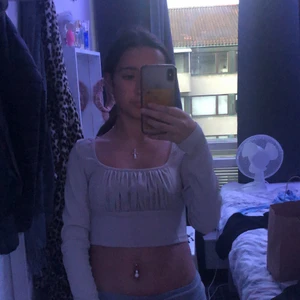 Topp/tröja  - Denna tröja från shein använt 2 ggr storlek XS säljer den för 70kr❤️