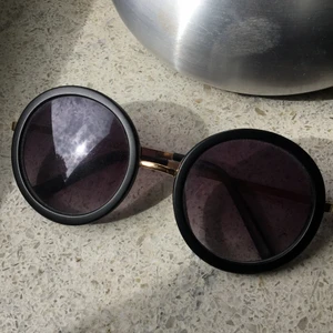 Solglasögon  - Solglasögon köpta på dollar för några år sen