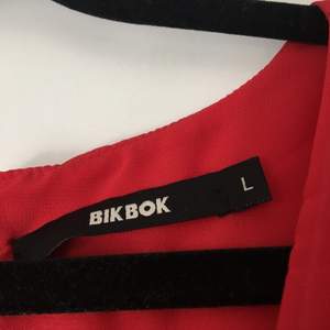 Röd klänning från bikbok i storlek L, passar även en M. Köpt för 2 år sen på rea och är använd en gång. 