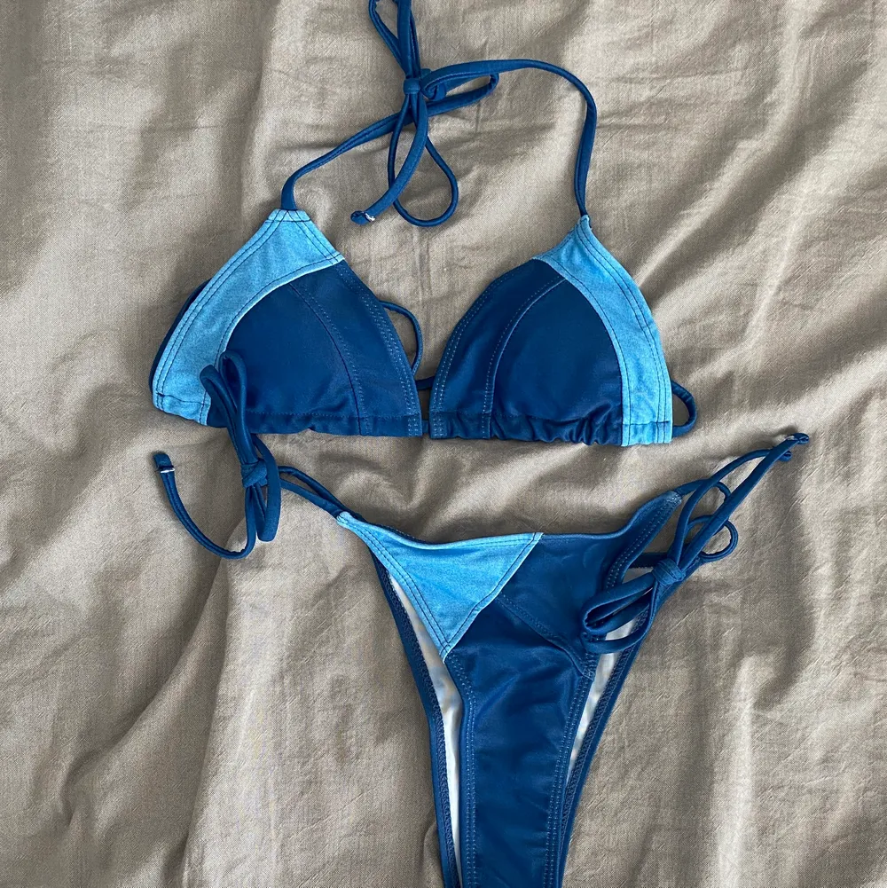 Aldrig använd!! säljer bikinin då den är för liten för mig, den är i storlek S men passar en XS mycket bättre!  superbra kvalité och de blåa färgerna är jättefina i verkligheten också💙. Toppar.
