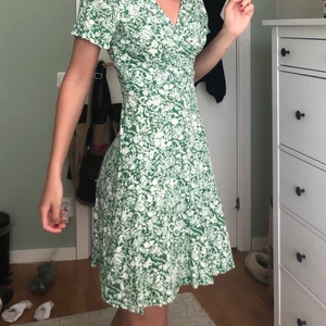 Klänning  - Intressekoll på denna klänning! Köpt på arkivet och knappt använd, storlek Xs. Högsta bud 300 kr